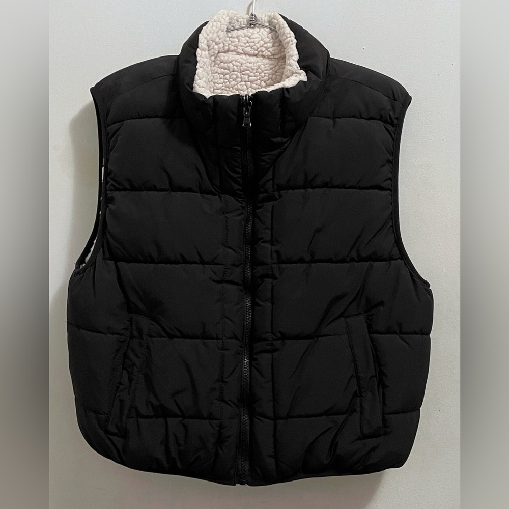 Hollister Black Quilted Puffer Vest with Fleece Lining